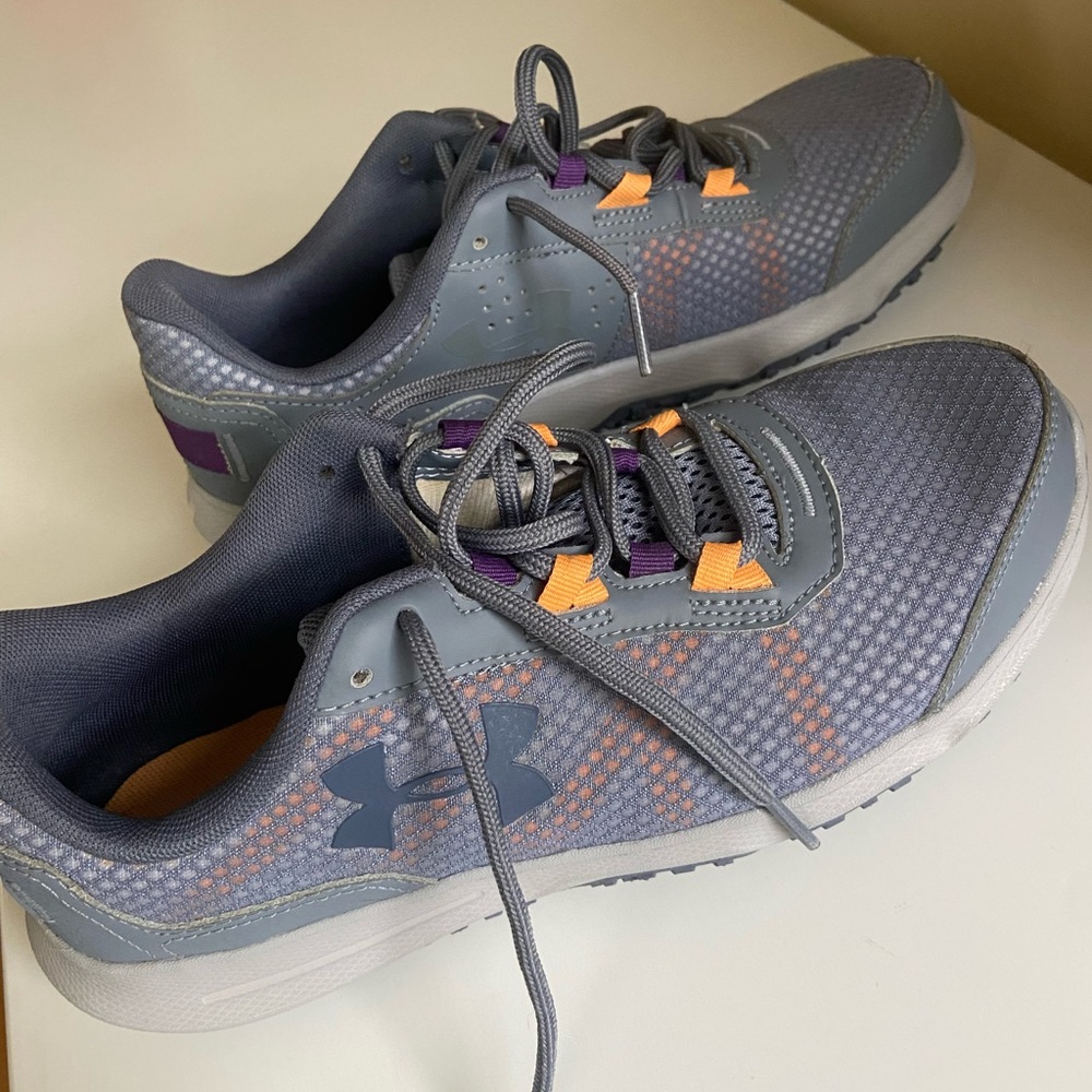 Under Armour Tennis Shoes Size 8.5 gray